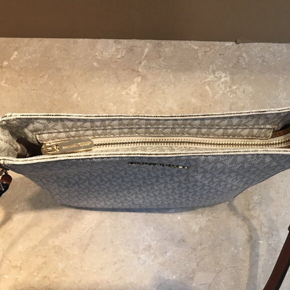 Michael Kors Jet Set Travel Large Shoulder Bag - Picture 7 of 15